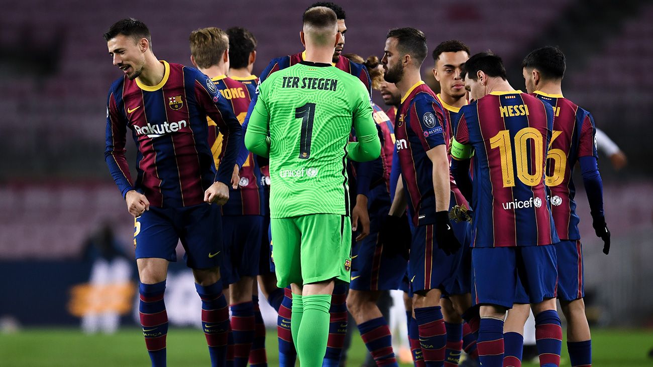 Los jugadores del Barça se reúnen en el campo