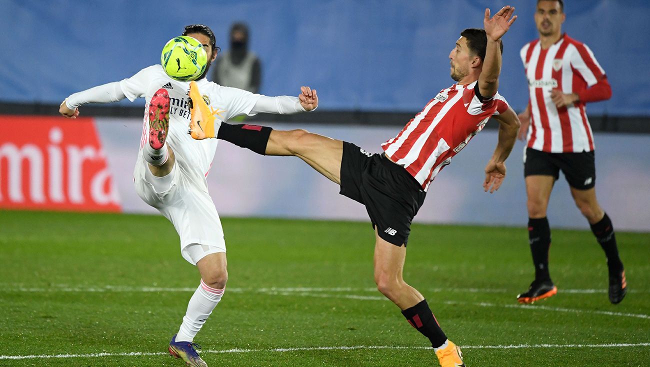 Óscar de Marcos en un balón dividido con Isco