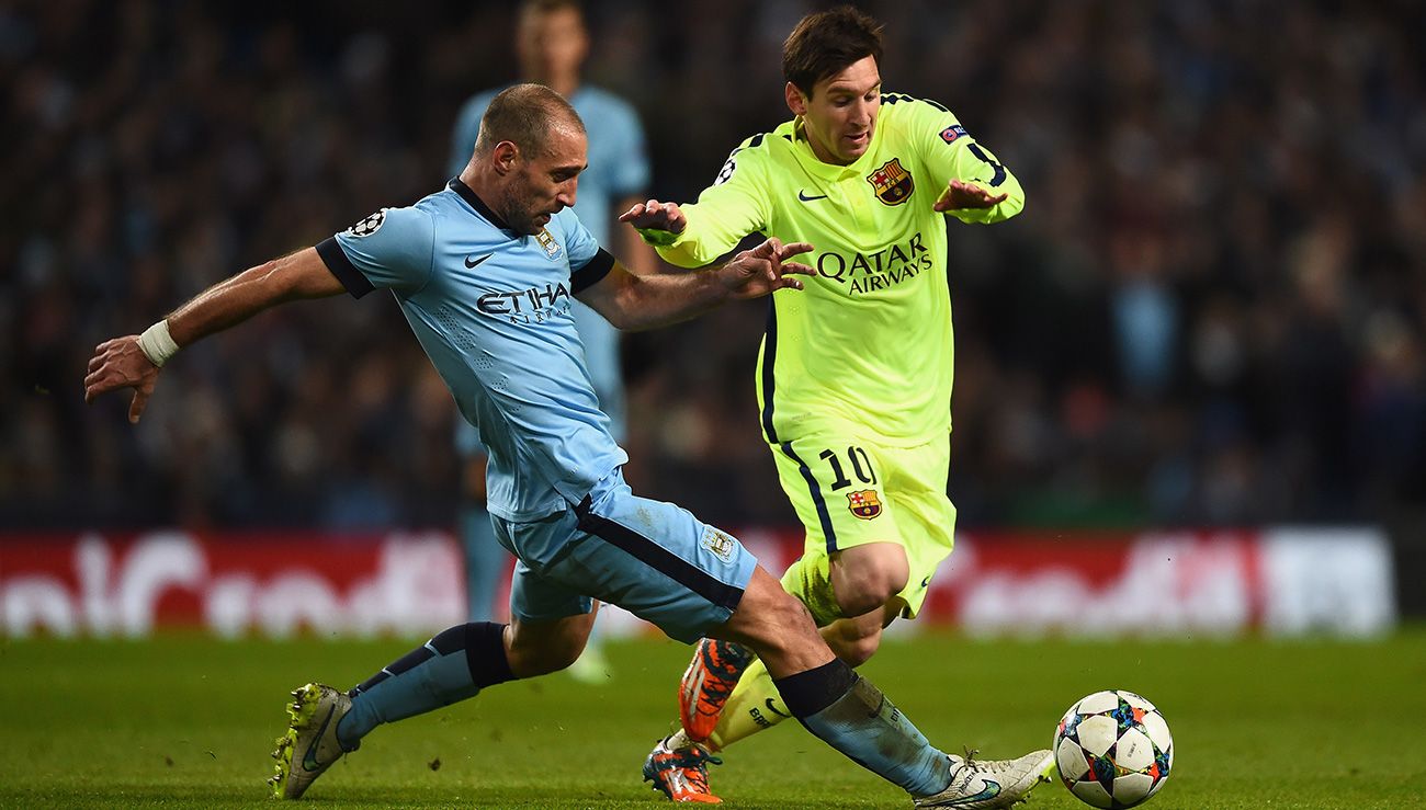 Pablo Zabaleta le hace una entrada a Leo Messi