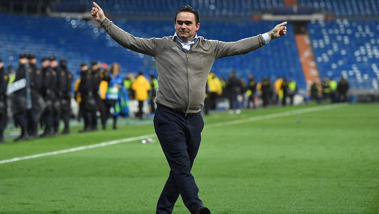 Marc Overmars celebrates the victory of the Ajax in the Bernabéu