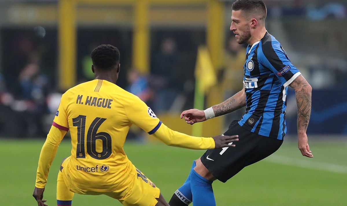 Moussa Wagué, defendiendo a un futbolista del Inter de Milán