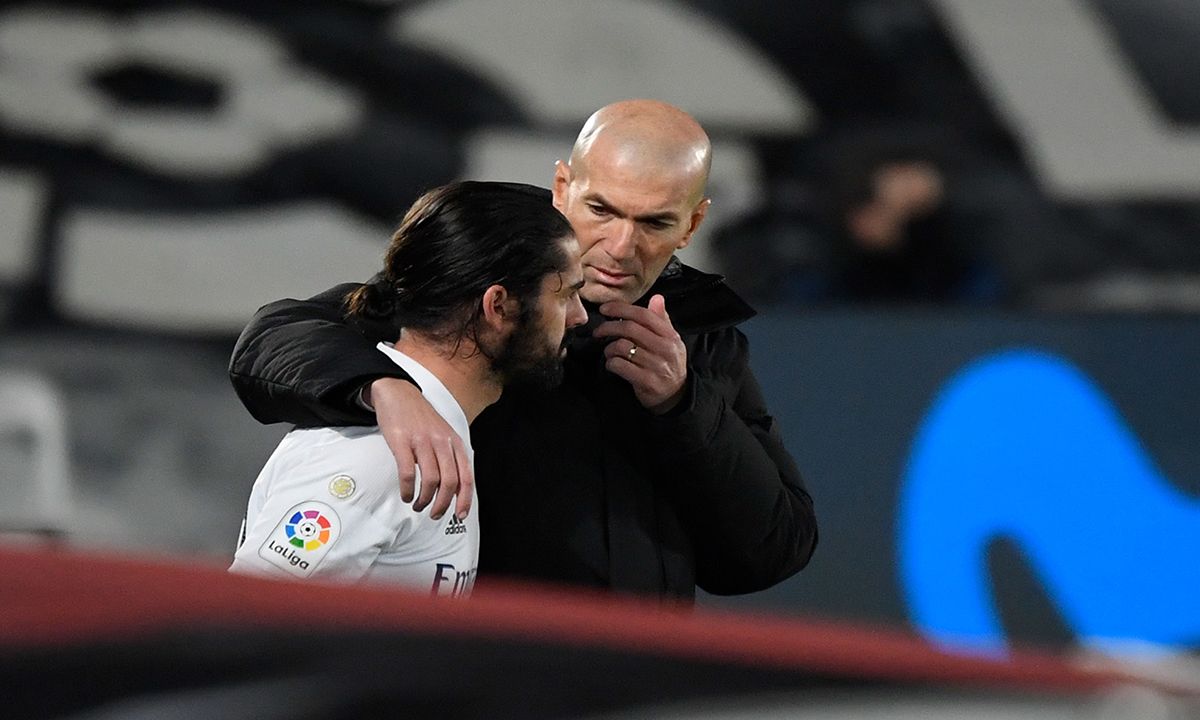 Isco, before going in to the meeting in front of the Bilbao