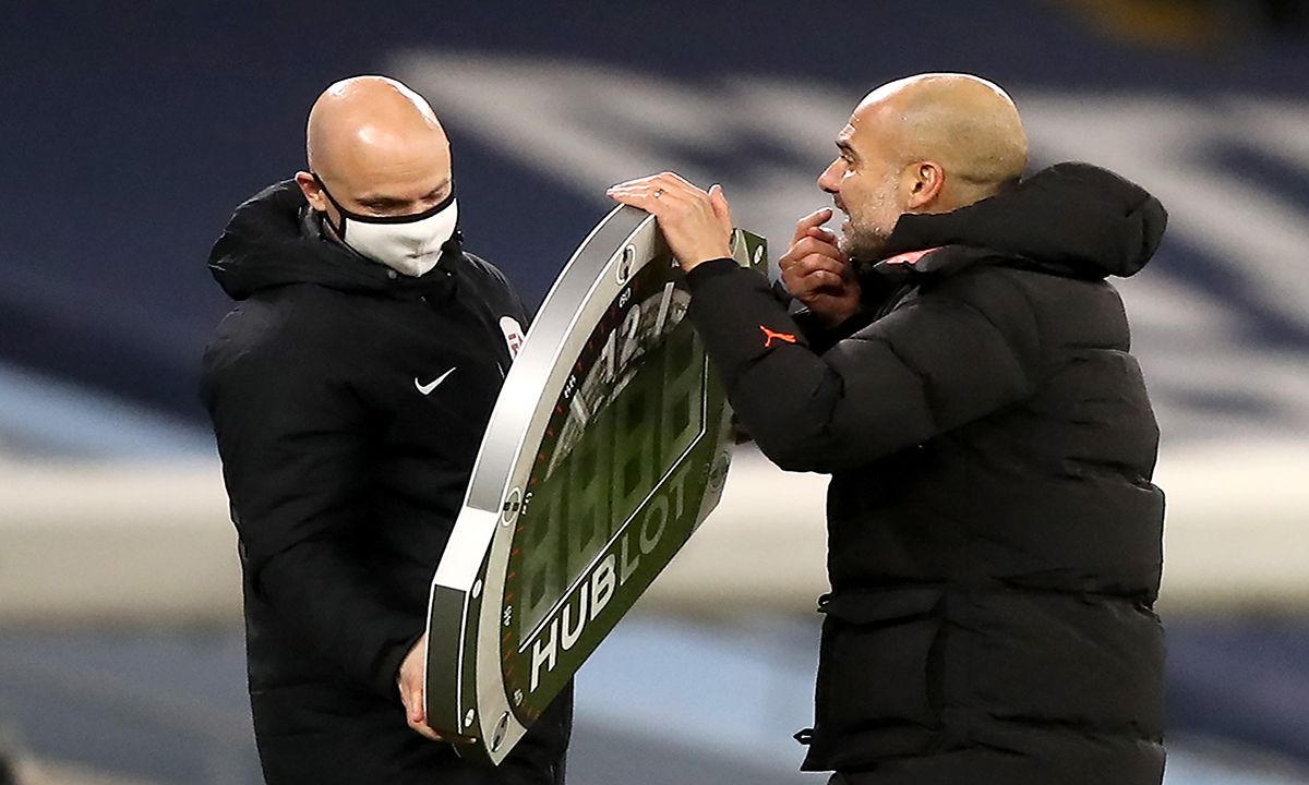 Pep Guardiola, arguing with the fourth referee of the party in front of the WBA