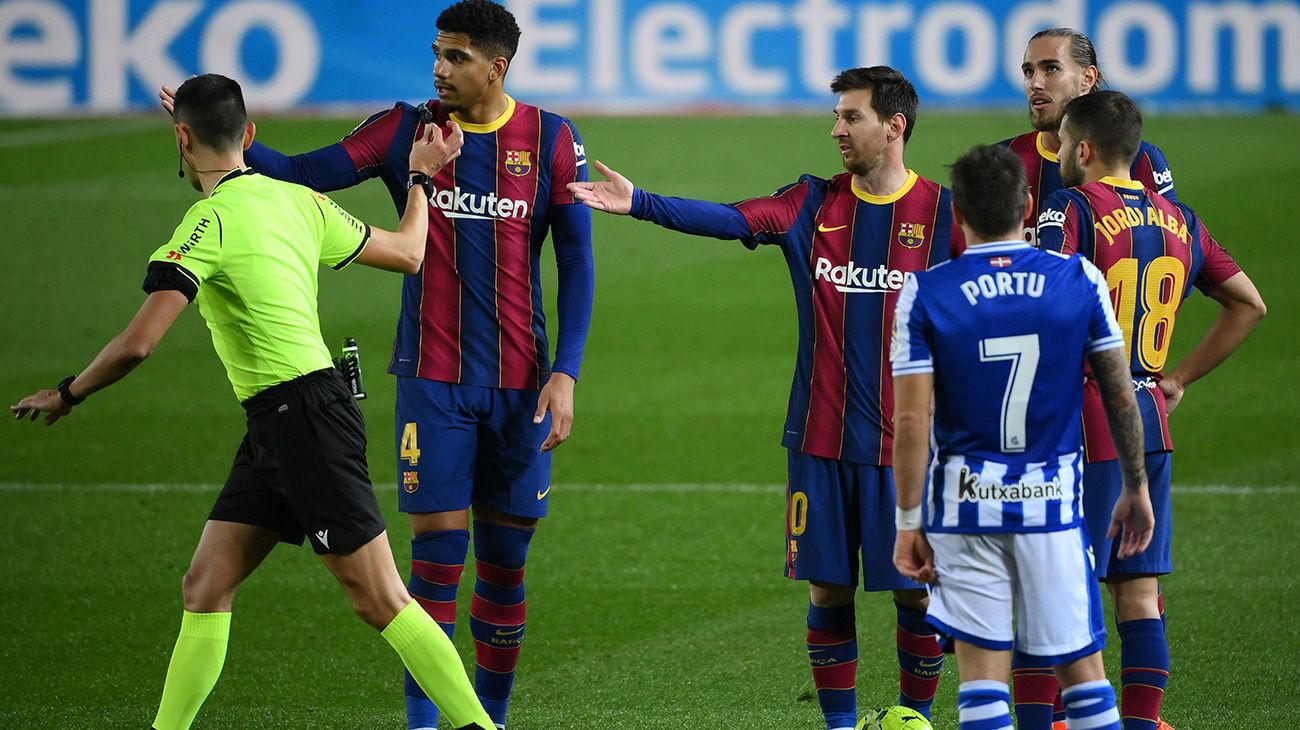 Leo Messi and Araújo complain of something to the referee