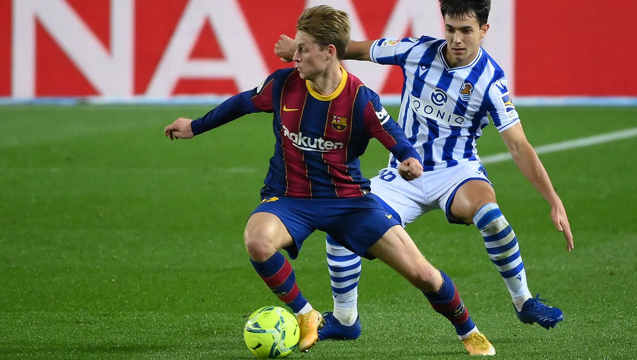 Frenkie Of Jong leaves  of a rival