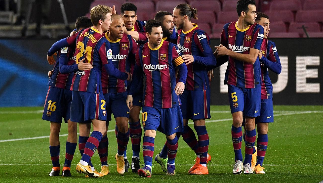 The players of the FC Barcelona celebrate a goal.