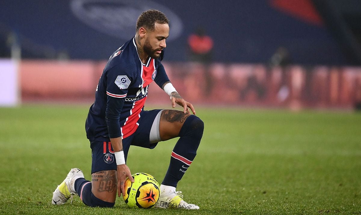 Neymar Jr, kneeled during a match with the PSG this season