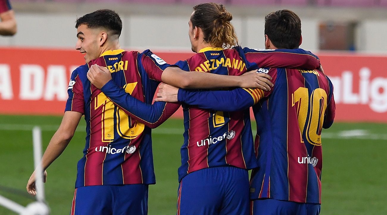 Pedri, Griezmann and Messi celebrate a goal