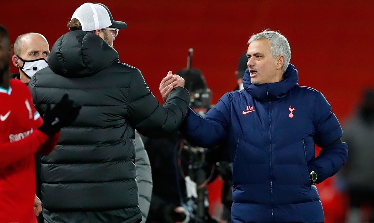 José Mourinho and Jürgen Klopp, giving a handshake after the Liverpool-Tottenham