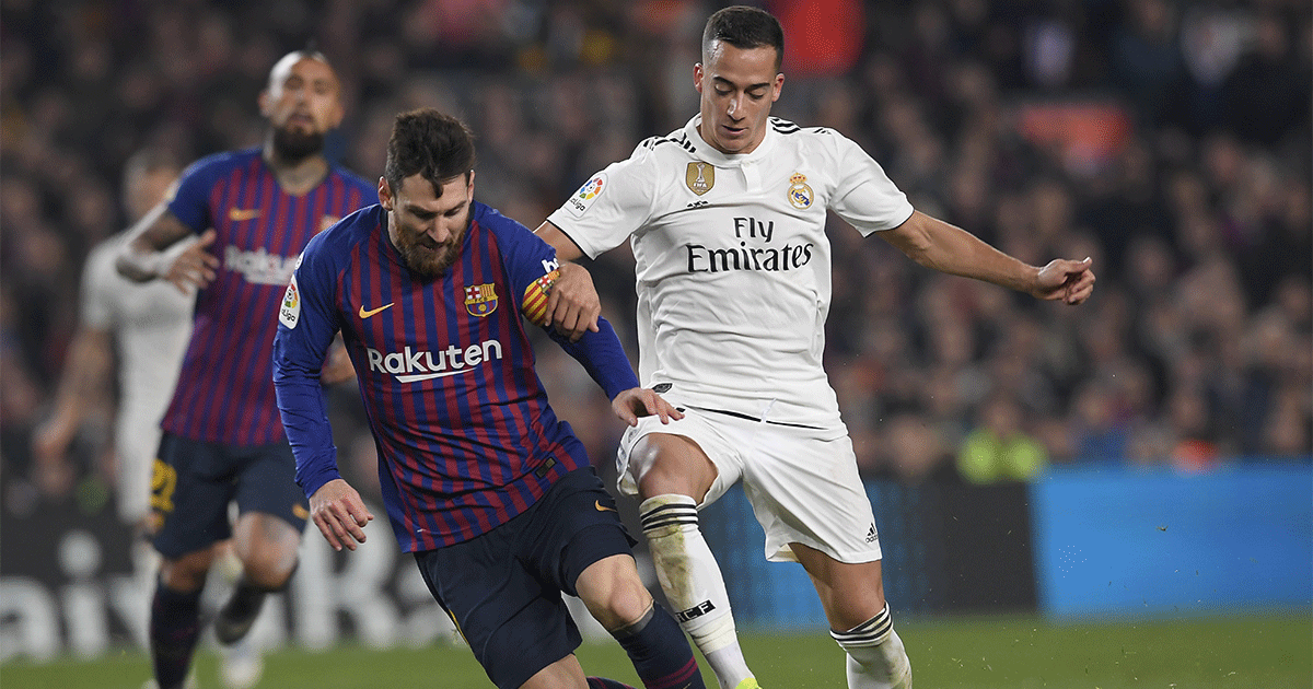 Lionel Messi and Lucas Vázquez, during the dispute of a ball in a Classico