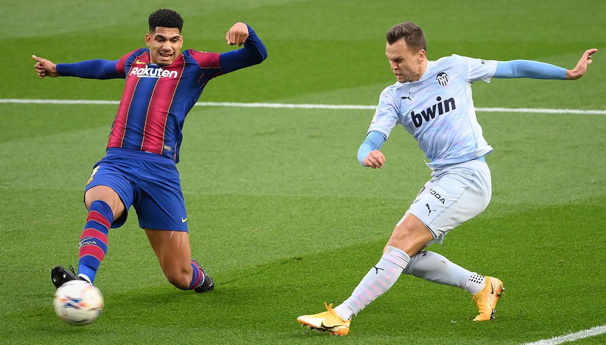 Ronald Araújo durante el partido contra el Valencia