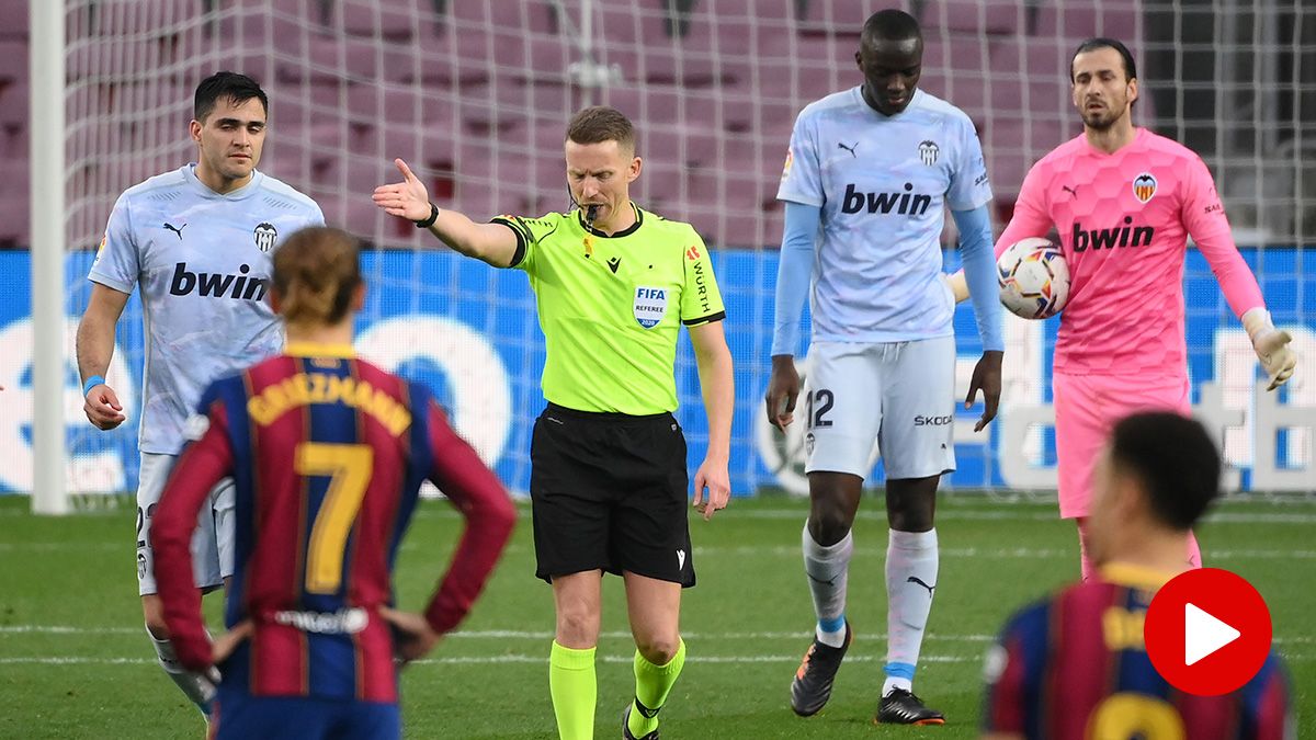 Hernández Hernández, señalando el final del partido