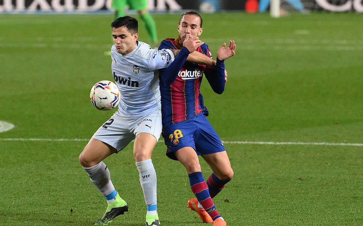 Óscar Mingueza en el partido contra el Valencia