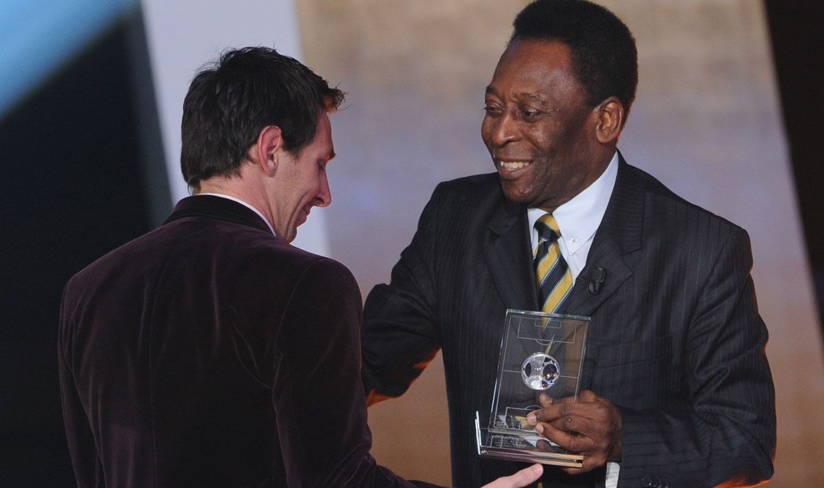Pelé, delivering a prize to Messi in an image of archive