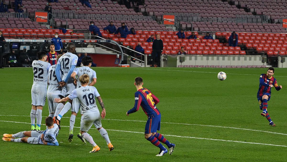 Leo Messi, lanzando una falta directa contra el Valencia