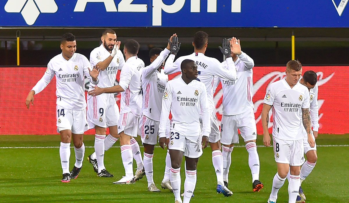 El Real Madrid, celebrando uno de los goles contra el Eibar