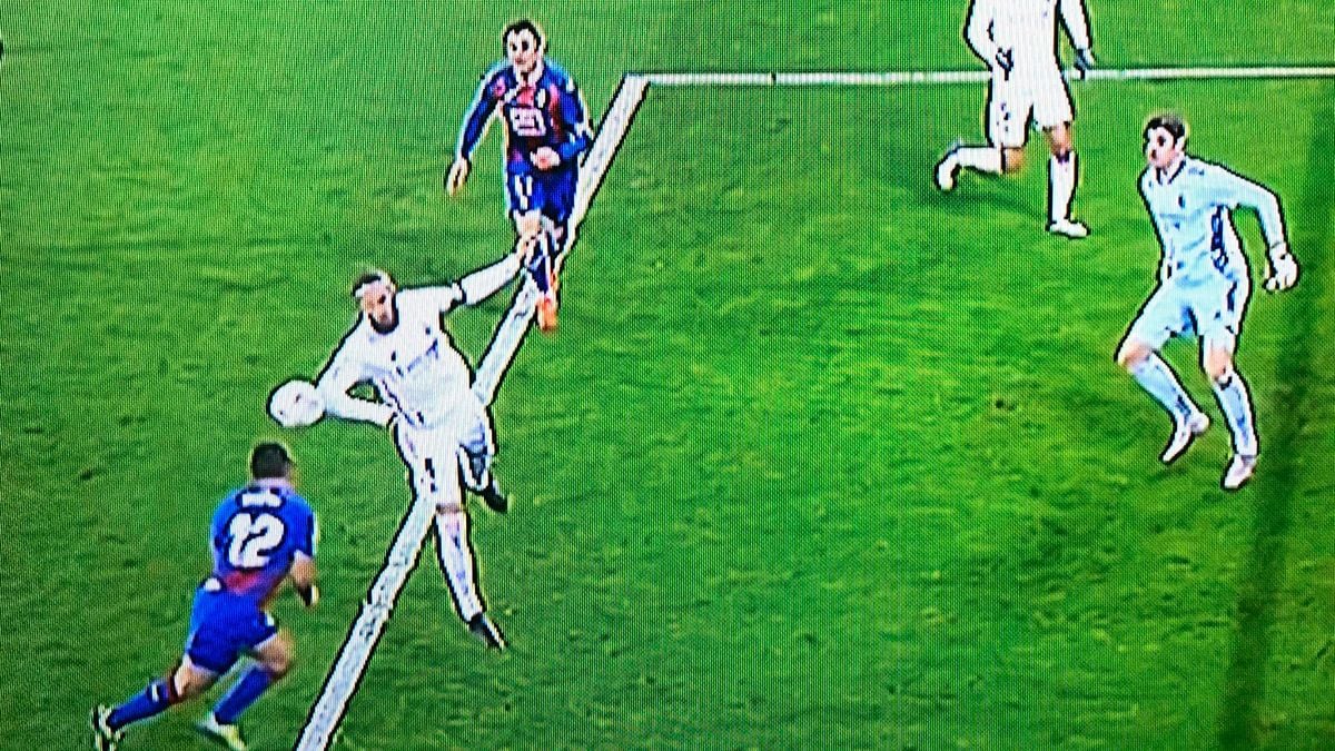 Sergio Ramos, diverting a pass of Muto with the elbow