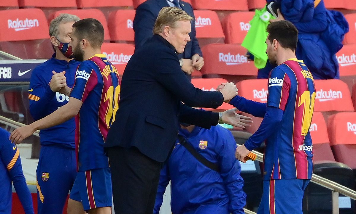 Ronald Koeman, dando la mano a Leo Messi después de un partido