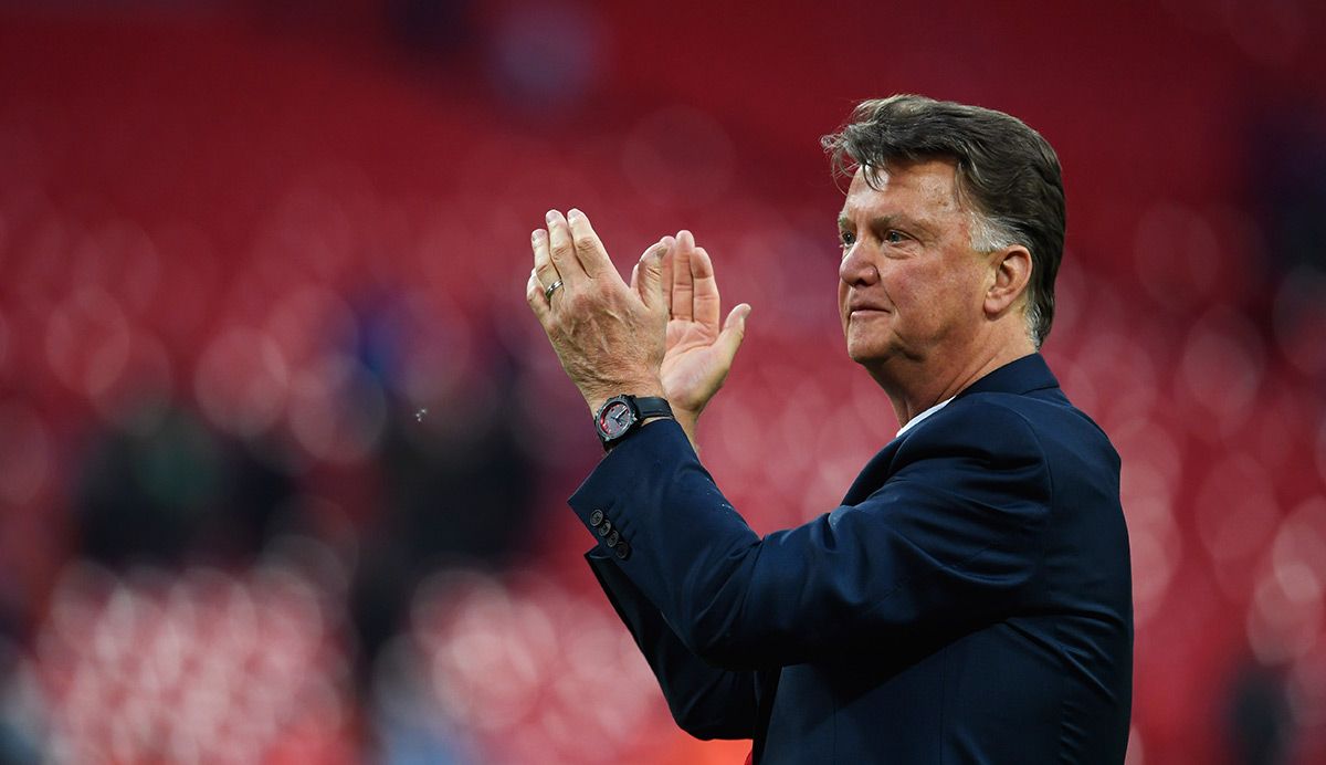 Louis Van Gaal, aplaudiendo a los 'fans' del Manchester United