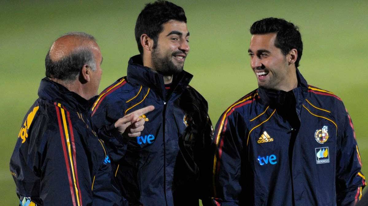 Of the Forest beside Raúl Albiol and Álvaro Arbeloa in an announcement of the Spanish selection