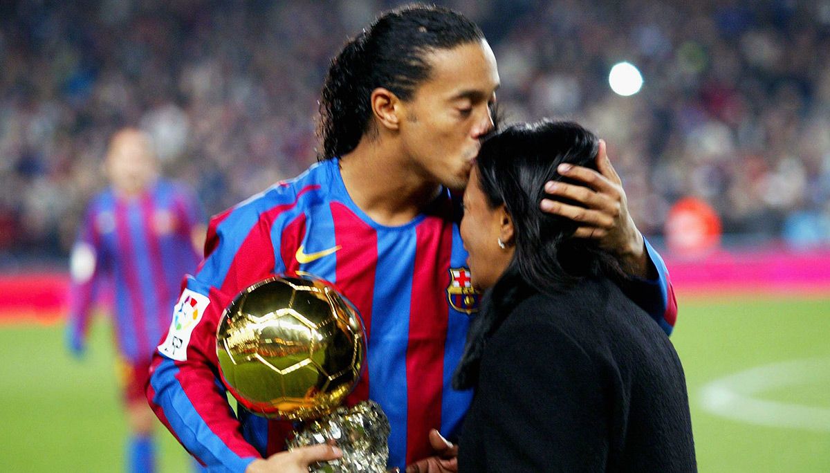 Ronaldinho, besando a su madre tras ganar el Balón de Oro