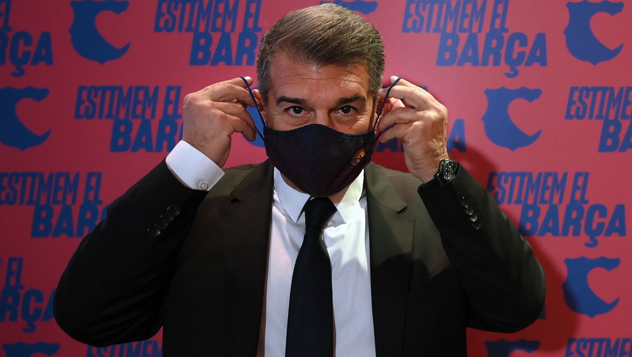 Joan Laporta with the mask put