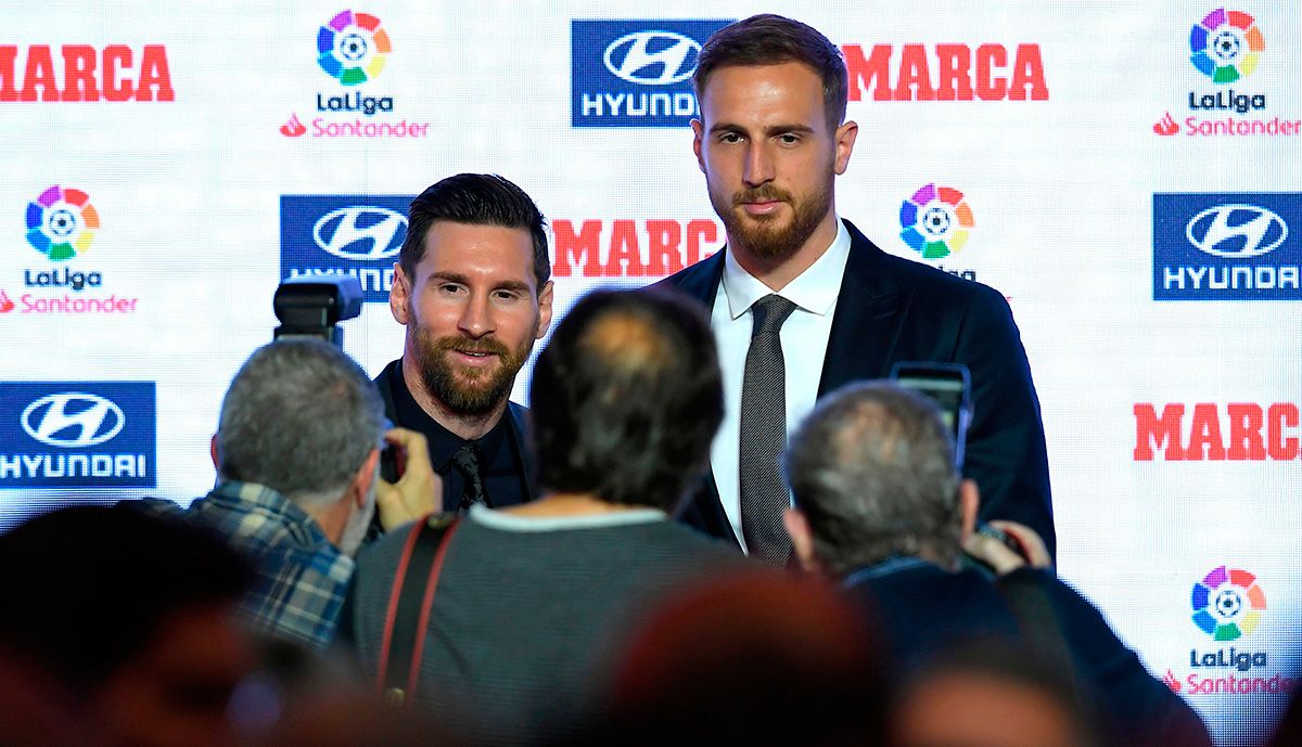 Leo Messi beside Jan Oblak