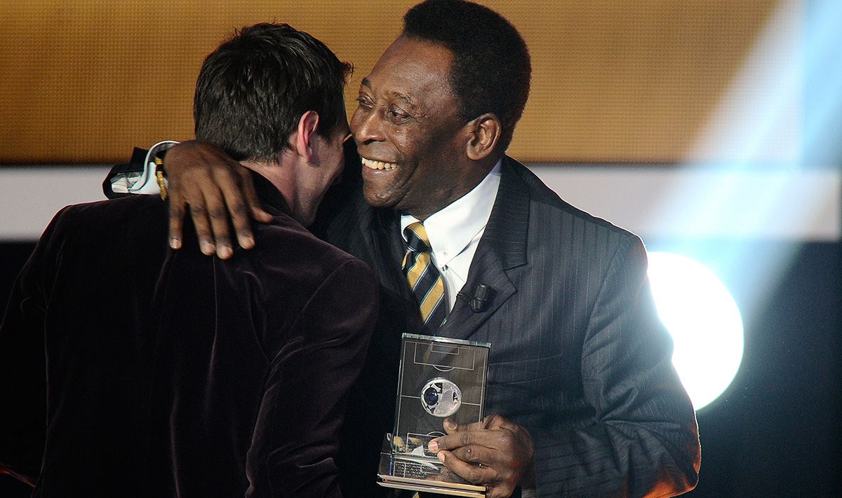 Pelé, embracing to Leo Messi before delivering him a prize of the FIFA