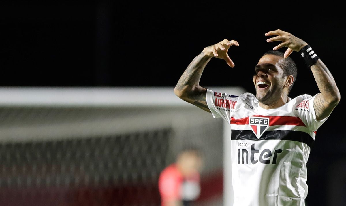 Dani Alves, celebrando un gol marcado con el Sao Paulo
