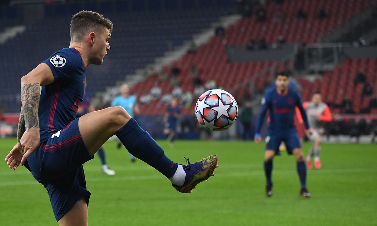 Kieran Trippier, controlling a ball with the Atlético of Madrid