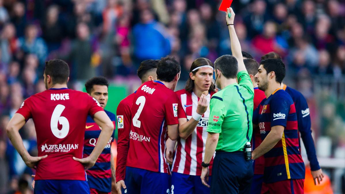 Filipe Luis, viendo la roja en el Camp Nou tras agredir a Messi