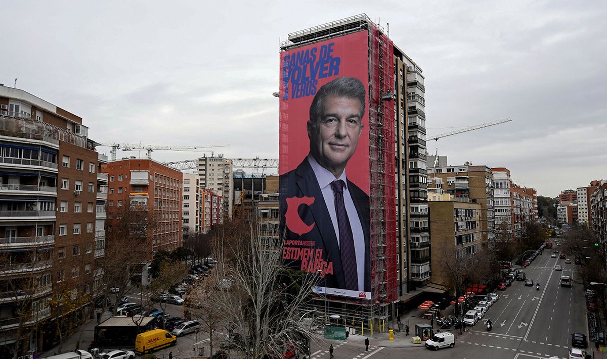 Joan Laporta, en una lona gigante frente al Santiago Bernabéu