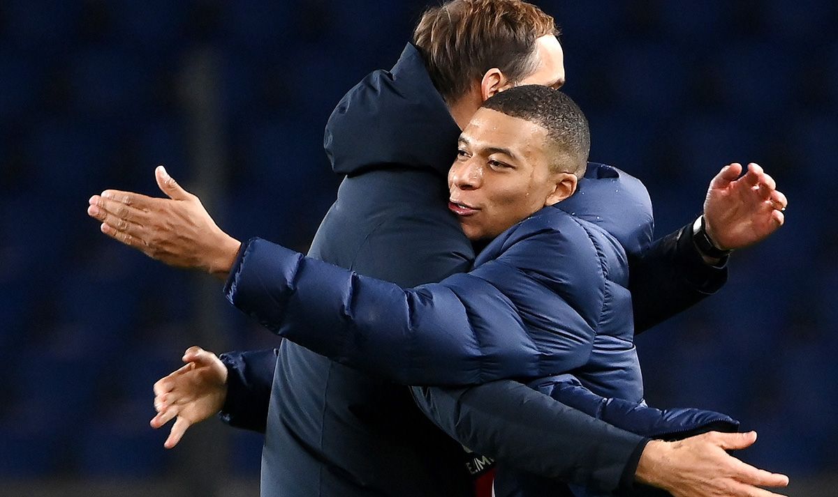 Kylian Mbappé and Thomas Tuchel, embracing after a triumph of the PSG