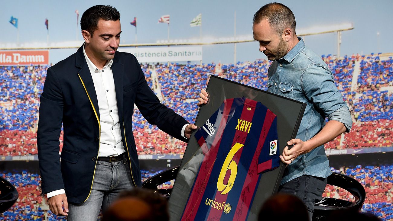 Andrés Iniesta gives him a T-shirt to Xavi Hernández