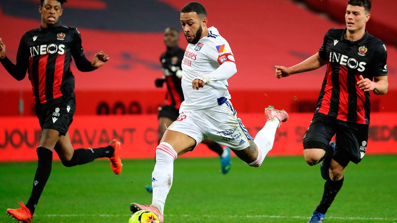 Memphis Depay Shoots in a party of the Lyon