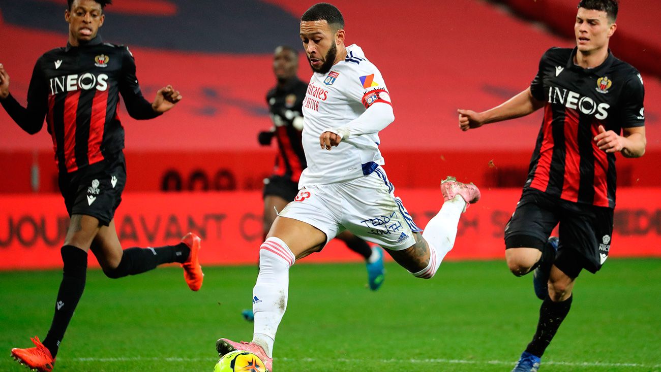 Memphis Depay dispara en un partido del Lyon