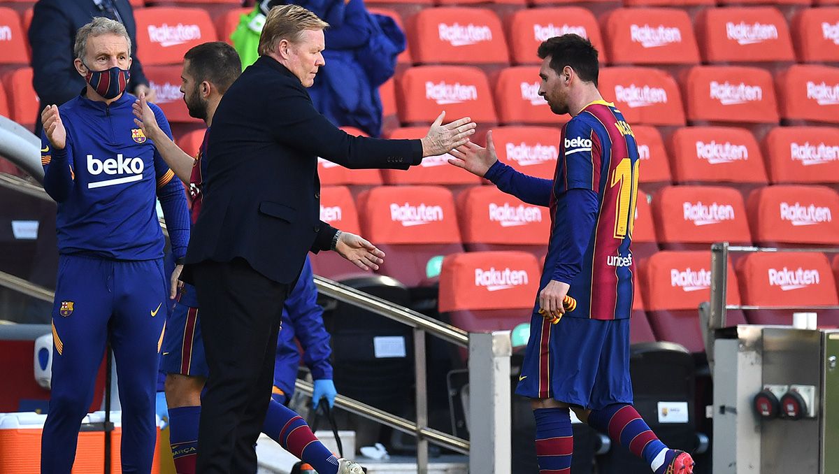 Ronald Koeman, dando la mano a Leo Messi después de un partido