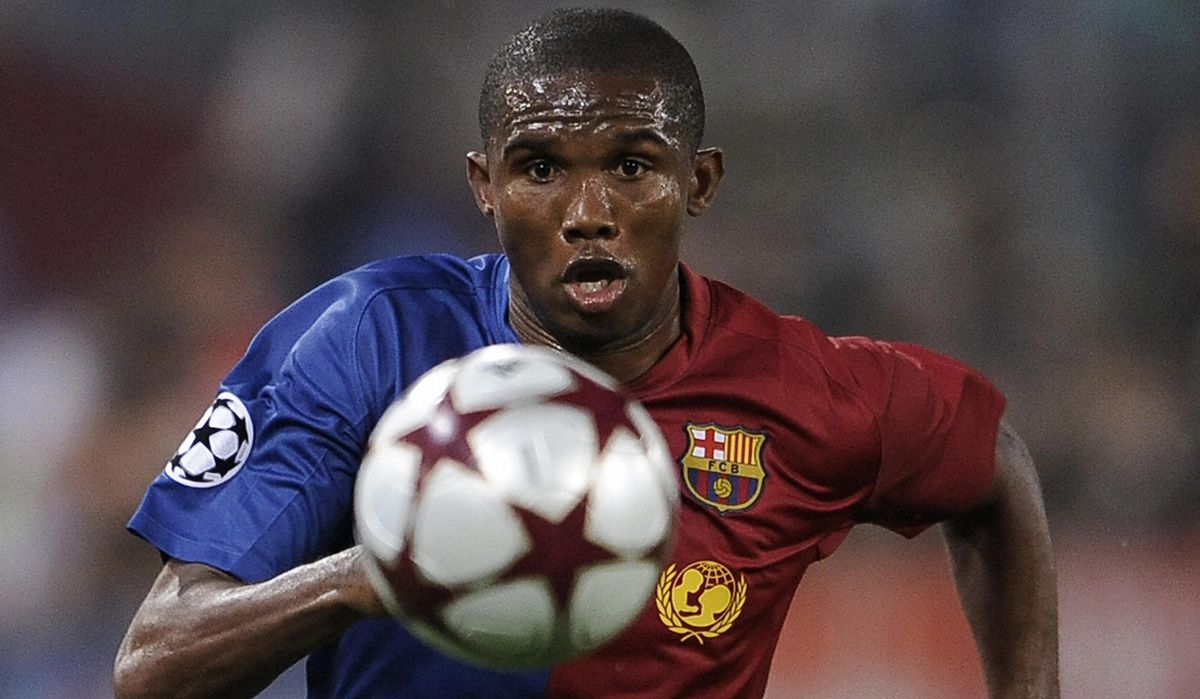 Samuel Eto'o, persiguiendo un balón con la camiseta del Barça