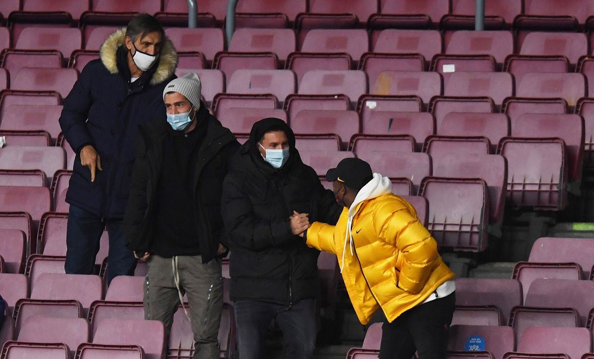 Leo Messi, Sergi Roberto and Ansu Fati, in the terracing of the Camp Nou