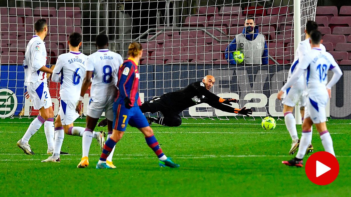 Dmitrovic, detaining a shot of Griezmann against the Eibar