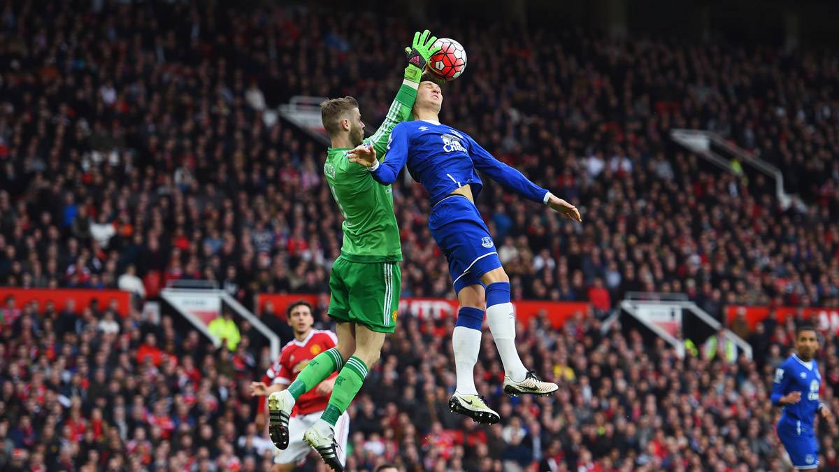 John Stones, trying finish a balloon trapped by Of Gea