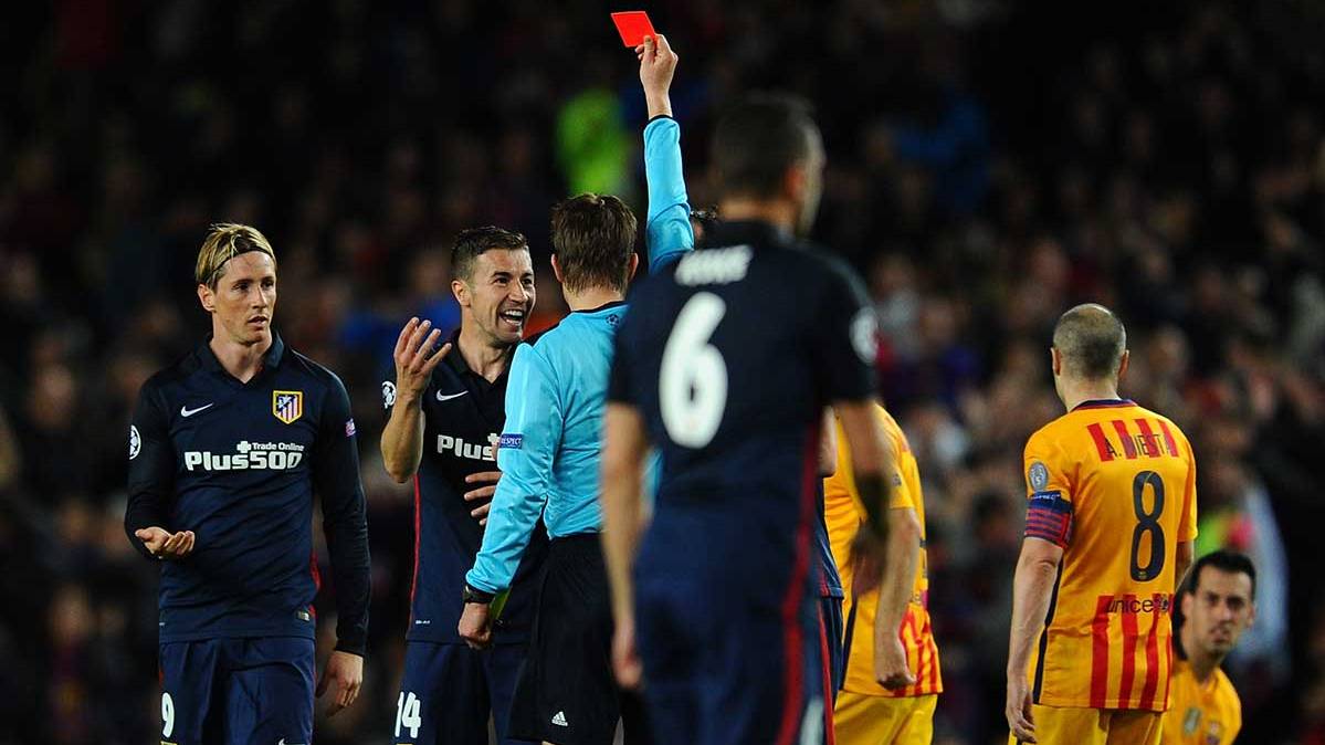 Fernando Torres acabó expulsado tras marcarle al FC Barcelona