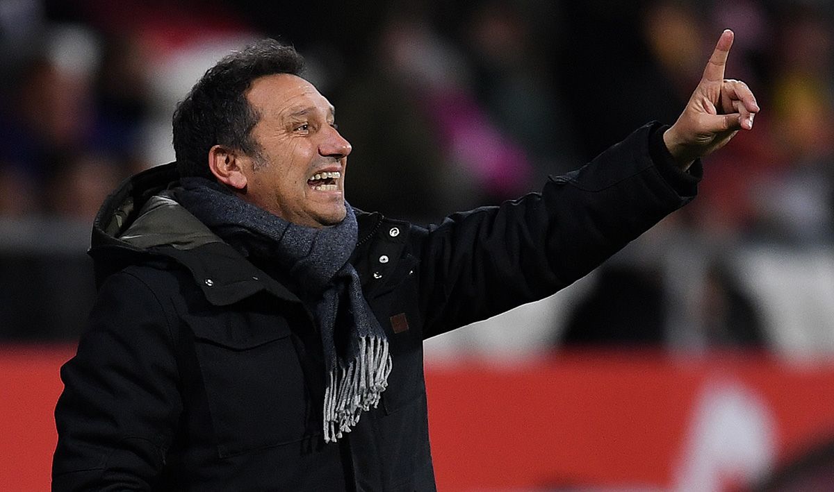 Eusebio Sacristán, dando órdenes como entrenador del Girona