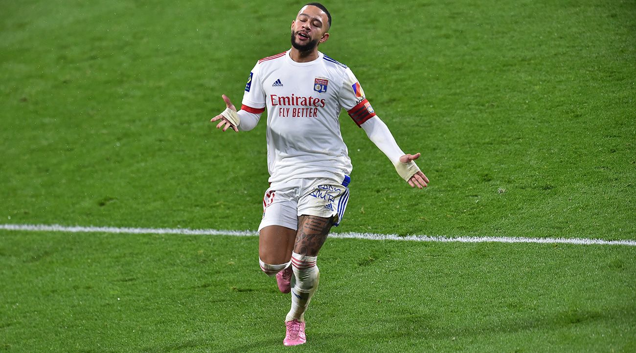 Memphis Depay se lamenta de una jugada