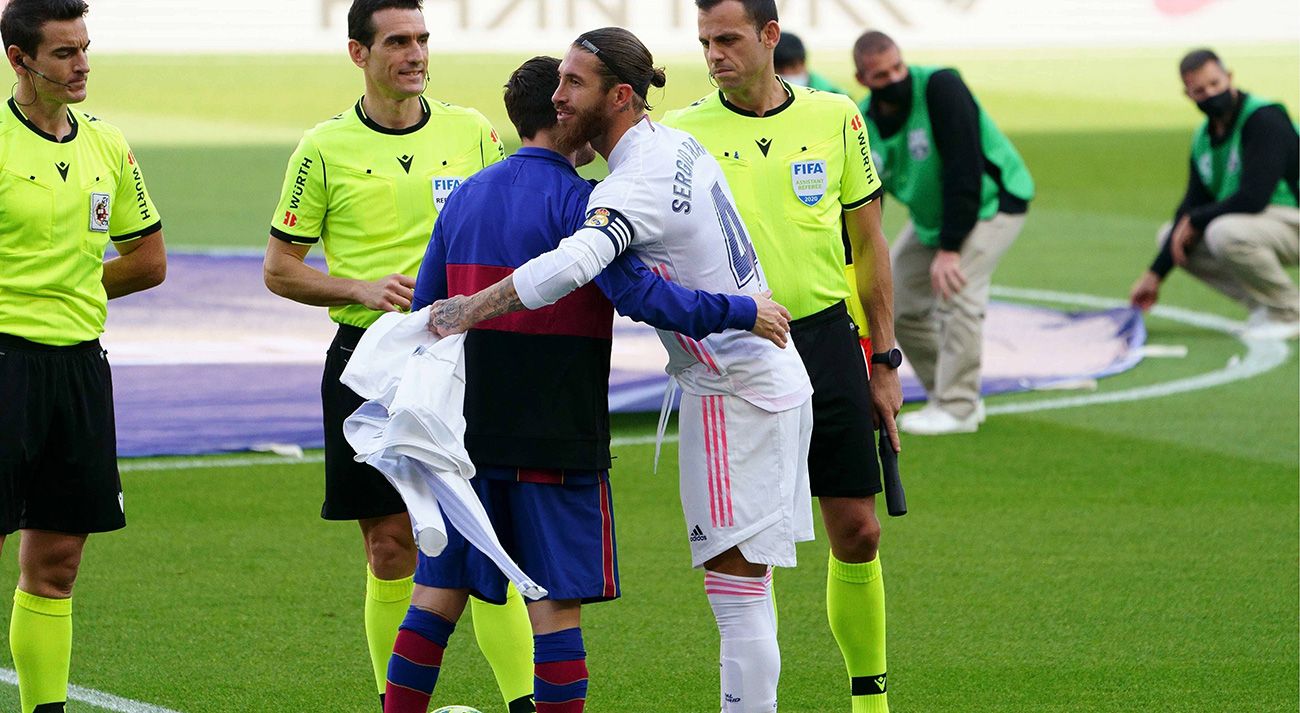 Leo Messi y Sergio Ramos se abrazan antes del Clásico de LaLiga