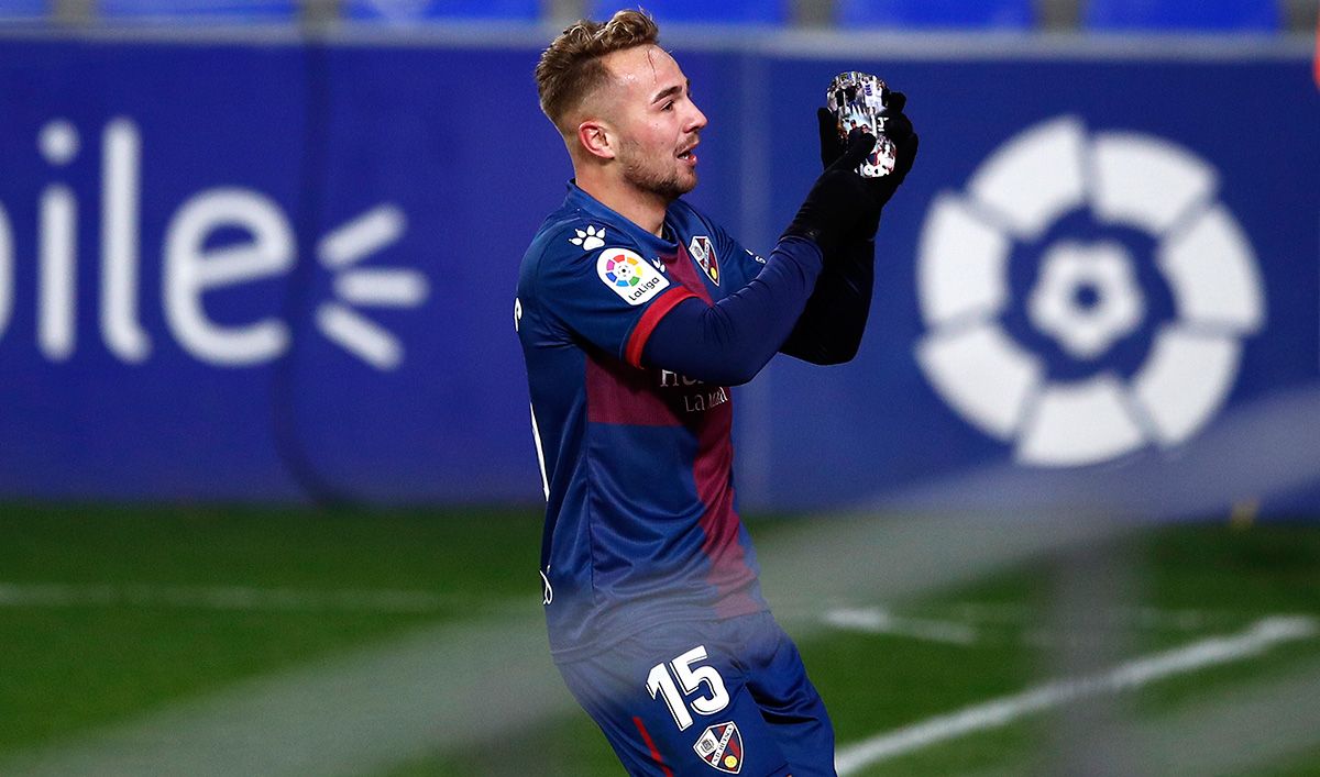 Javier Ontiveros, celebrando un gol marcado con el SD Huesca