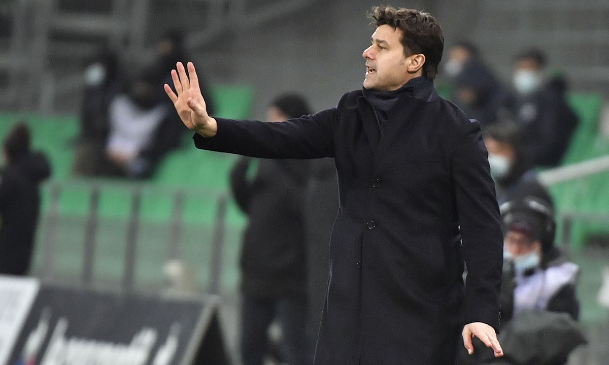 Mauricio Pochettino, giving orders from the bench of the PSG