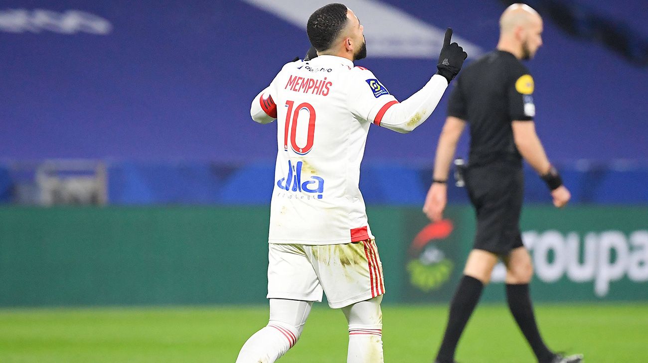 Memphis Depay celebra un gol con el Lyon