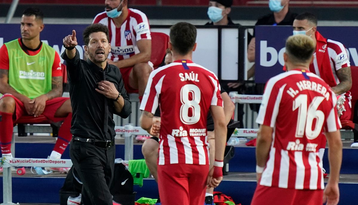 Simeone, dando indicaciones a Saúl Ñíguez durante un partido del Atlético