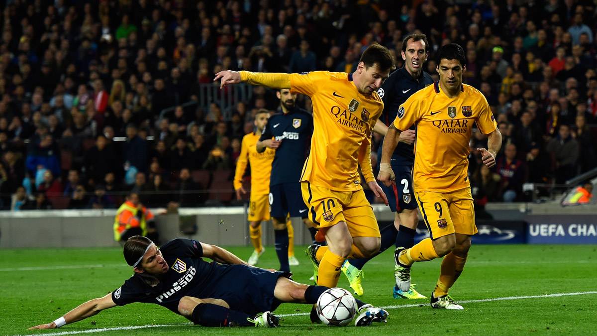 Filipe Luis, intentando arrebatar un balón a Leo Messi